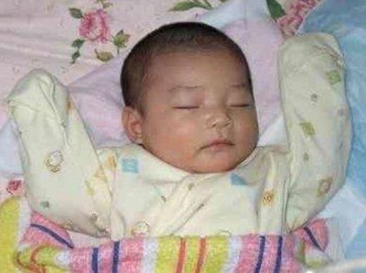 为什么宝宝睡觉都保持这个姿势？家长不要着急，这很正常
