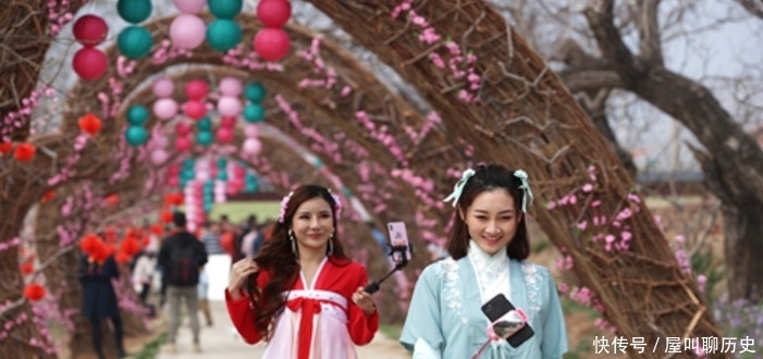 为何大家反感汉服圈?脚上穿着运动鞋,古今混搭,不算真的有文化