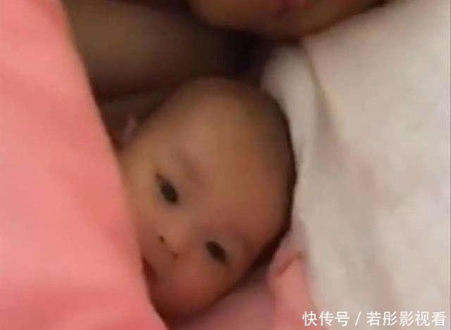 宝宝没睡醒,妈妈赶着去做早餐,走到门口回头感动泪流