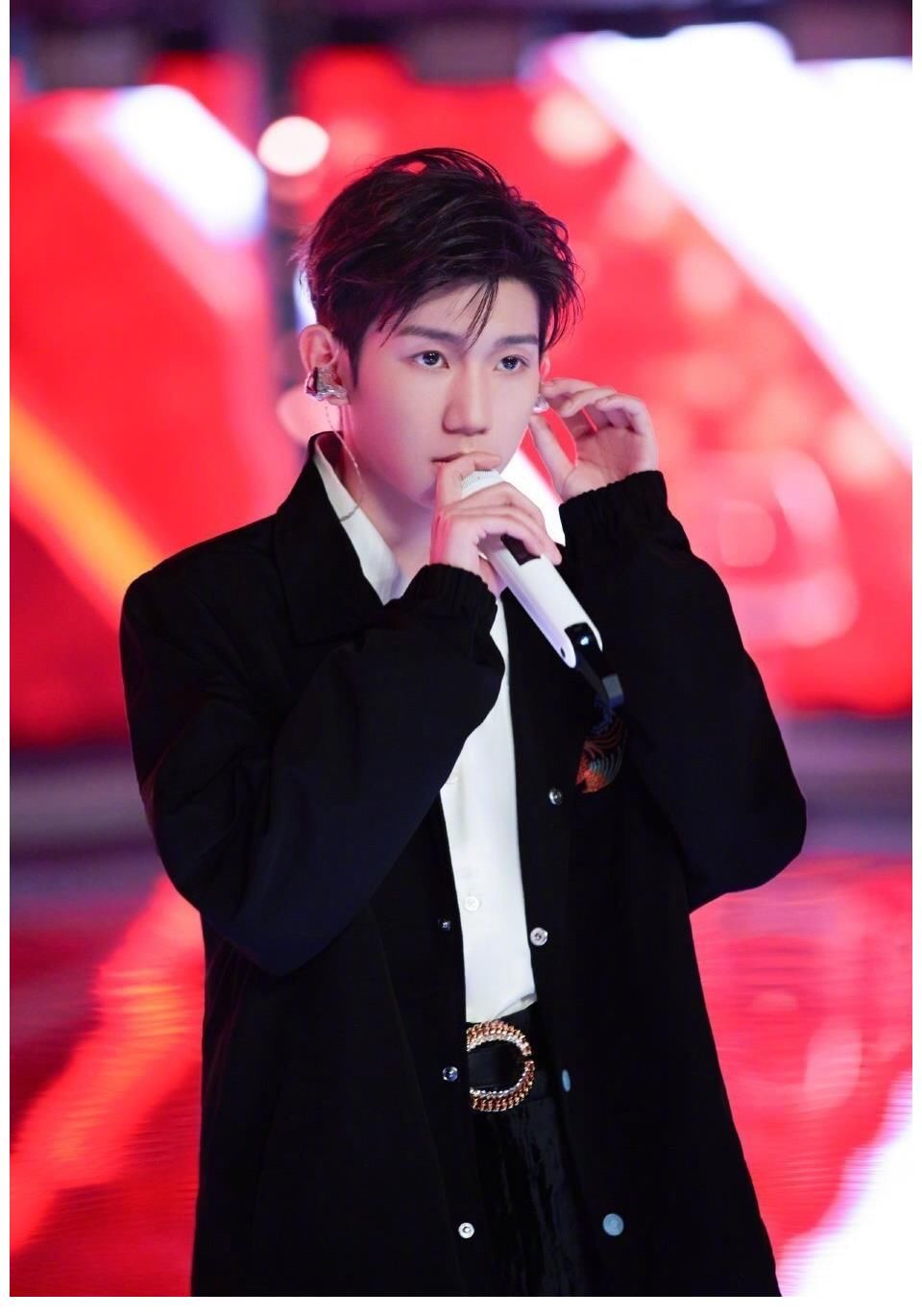 王源沸腾之夜彩排照舞台上闪耀…