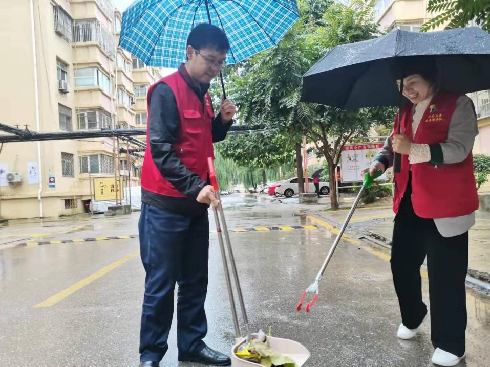 志愿服务|秋雨绵亘寒意袭，创城热忱暖心脾——水发天源冒雨开展创城志愿服务