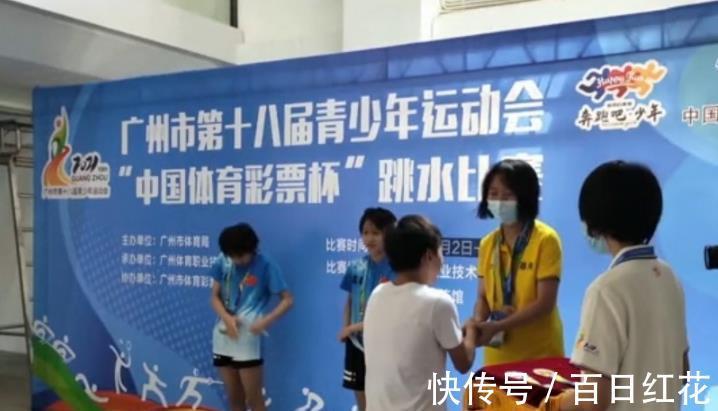 后辈|全红婵变化真大!1年前领奖,1年后颁奖!为后辈签名,撸起袖子