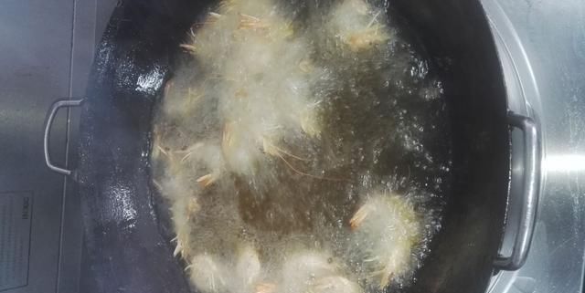 虾要这样做孩子才喜欢吃,一上桌全抢光,别再水煮了