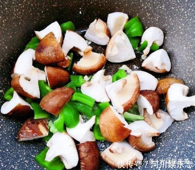 香菇|香菇和它一起炒,营养丰富又美味,冬天常食用孩子不怕冷