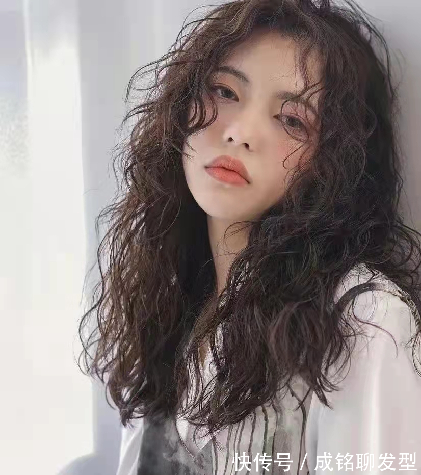 羊毛卷发型|羊毛卷时髦又显发量,但有四种人不适合烫,不仅显老还拉低颜值