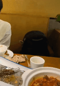 |搞笑GIF:坐地铁时对面坐着一位漂亮的外国妹子,我要搭讪吗