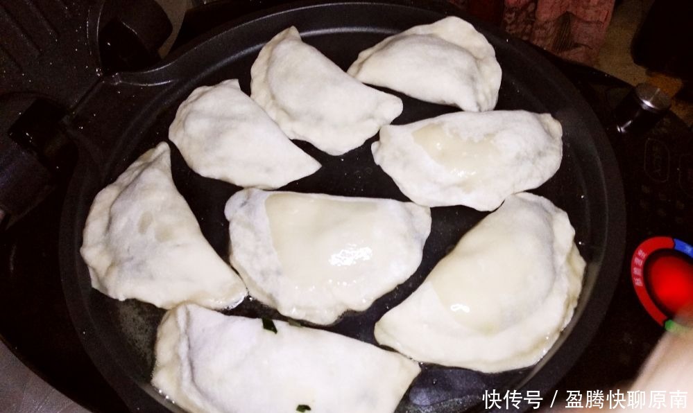 烙韭菜盒，调料施放有讲究!这么做皮酥馅鲜，韭菜翠绿不下汤