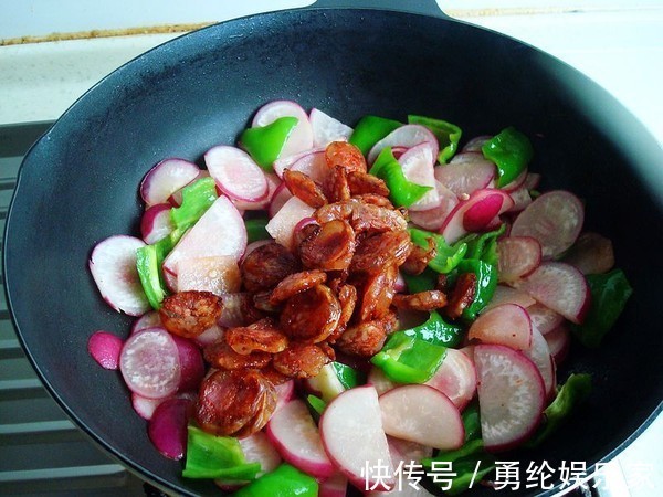 腊肠|萝卜就要这样做，大火炒一炒，口感清脆且入味，来一大口超下饭