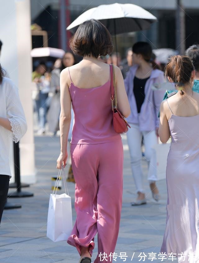 面料 玫红色丝质套装,简单大方,清爽自在的轻奢居家风穿搭!