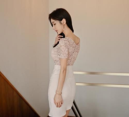 美人图鉴孙允珠：雪纺柔和樱粉绛唇印花包臀裙