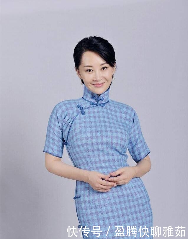 许晴穿"梅枝俏"旗袍尽显东方美,身材修长腰身纤细,女人味十足