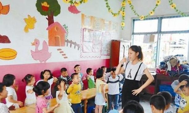 称赞|孩子扯断幼儿园老师“金项链”，妈妈处理方式被称赞：最高级炫富