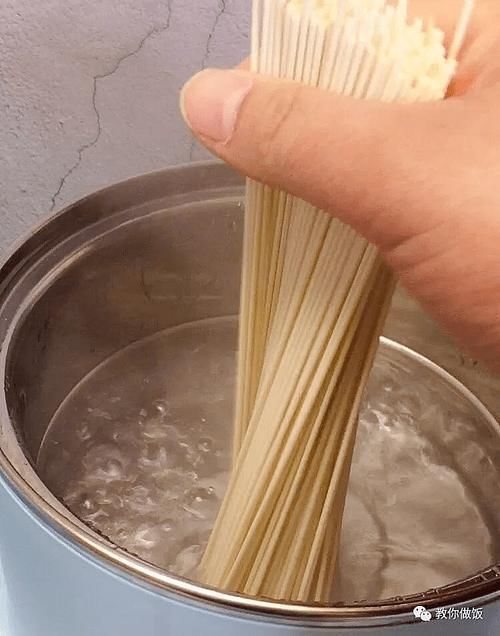 花生米|不想吃饭的时候来一碗这个拌面，吃一口那是幸福的感觉