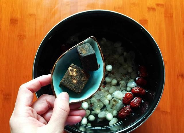腊八节来临，12样食材熬一锅腊八粥，香甜软糯易消化，好喝营养高