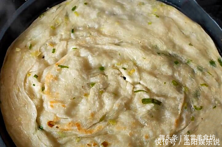 烙大饼|烙饼时,很多人都忽略这一步,难怪大饼不鼓起没层次还很硬
