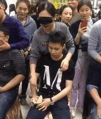 |搞笑GIF：在地下停车场还敢开这么快？真的是不怕！