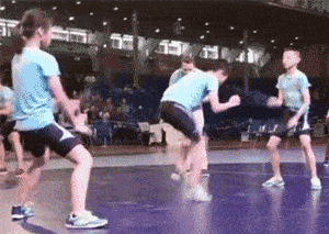 跳百索|跳绳是一项娱乐活动，很多人都热衷于跳绳，因为它有减肥的优点