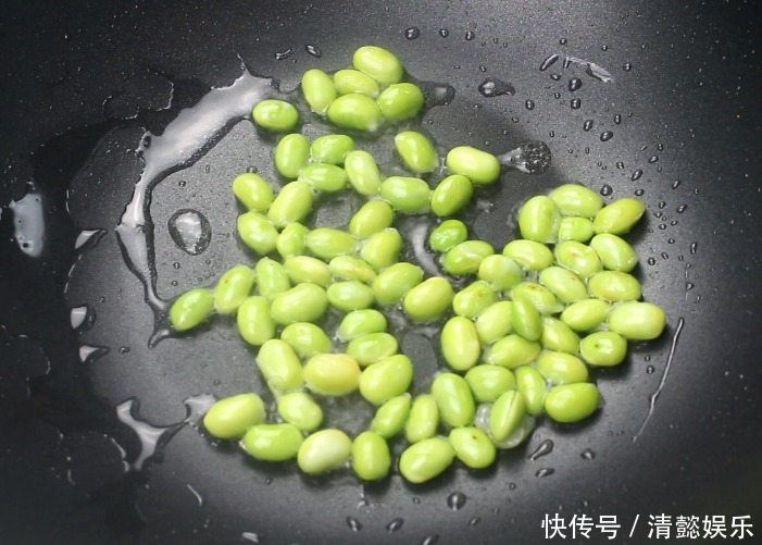 火腿肠的新鲜吃法,和玉米一起炒,甜鲜爽口,一盘上锅不够吃