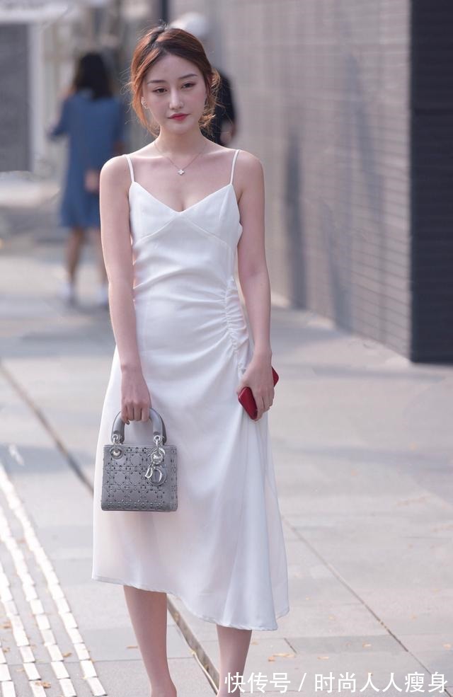 小姐姐 白色吊带连衣裙搭配透明高跟鞋,时尚感爆棚,穿出优雅的气质!