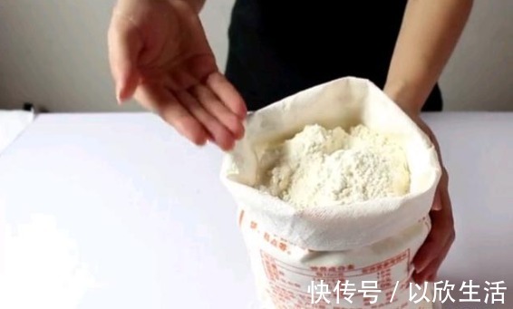 长虫|夏季,面粉经常发霉长虫怎么办学会这2招,放再久都不会生虫!