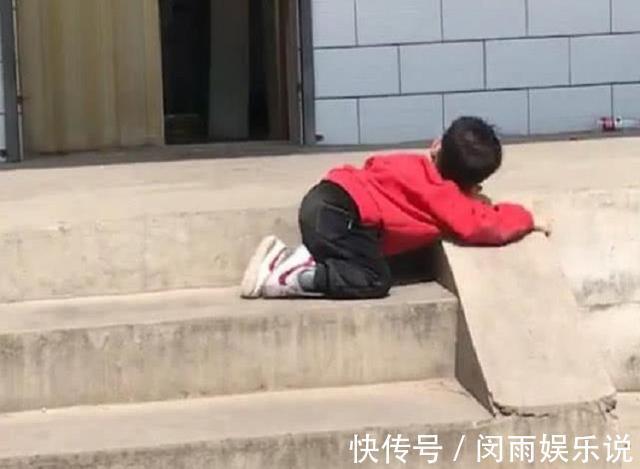 我妈|抖音“接地气宝宝”火了,在地上摩擦:我妈已经3天没打我了