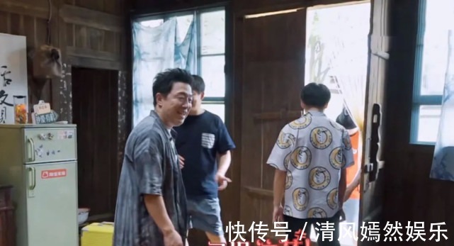 黄渤|张艺兴录制节目受欺负被黄磊追着打,被黄渤泼水,头发全湿透!