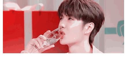 耶啵|吃货耶啵上线,王一博吃东西嘴里鼓鼓囊囊好像一只小松鼠!