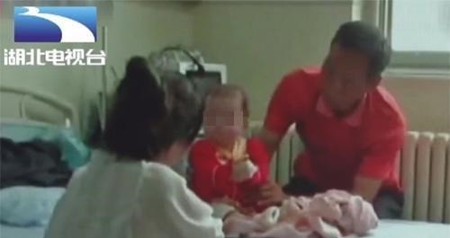 指头|罕见!新生儿有25根指头,一看到妈妈的手,医生瞬间明白了