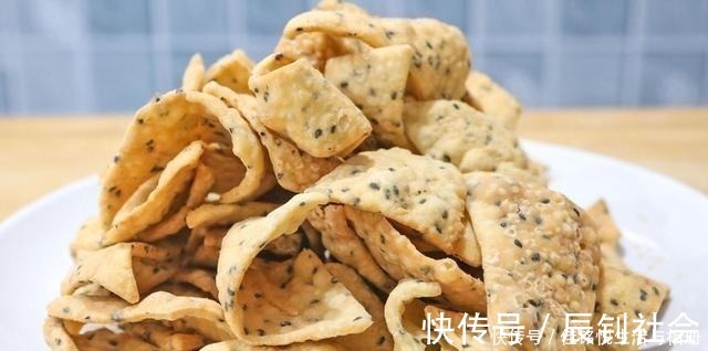 秘诀|面点师偷偷告诉你,炸麻叶香酥焦脆的秘诀,原来技巧在和面上