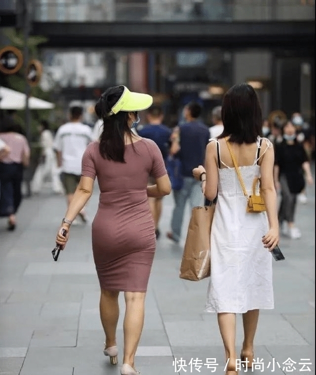 连衣裙|藕粉色包臀连衣裙,粗跟高跟鞋,尽显女性气质