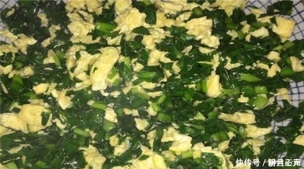 教你如何在家里做韭菜盒子,一把韭菜和两个鸡蛋,这在老人和孩子中很受欢迎