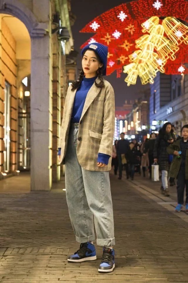 街拍:清新温婉的时尚小姐姐,牛仔裤搭配过膝靴,青春活力感十足