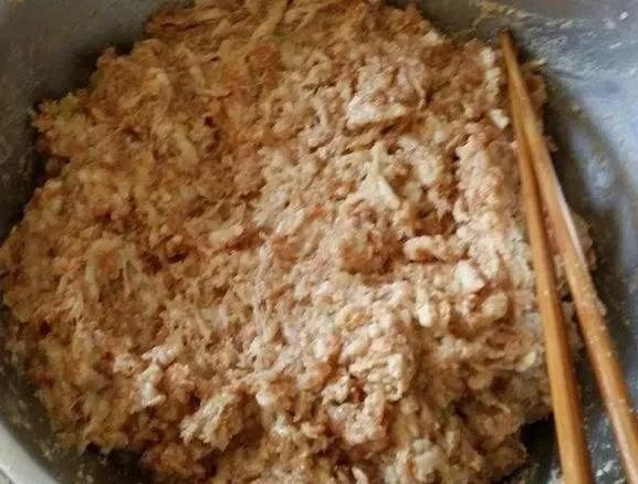 炸肉丸加淀粉加蛋液其实都错了，加它不仅不易散，而且有弹性