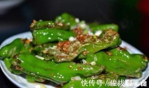 做虎皮青椒还在直接倒油煎大错特错！多加3步，辣椒香脆更鲜香