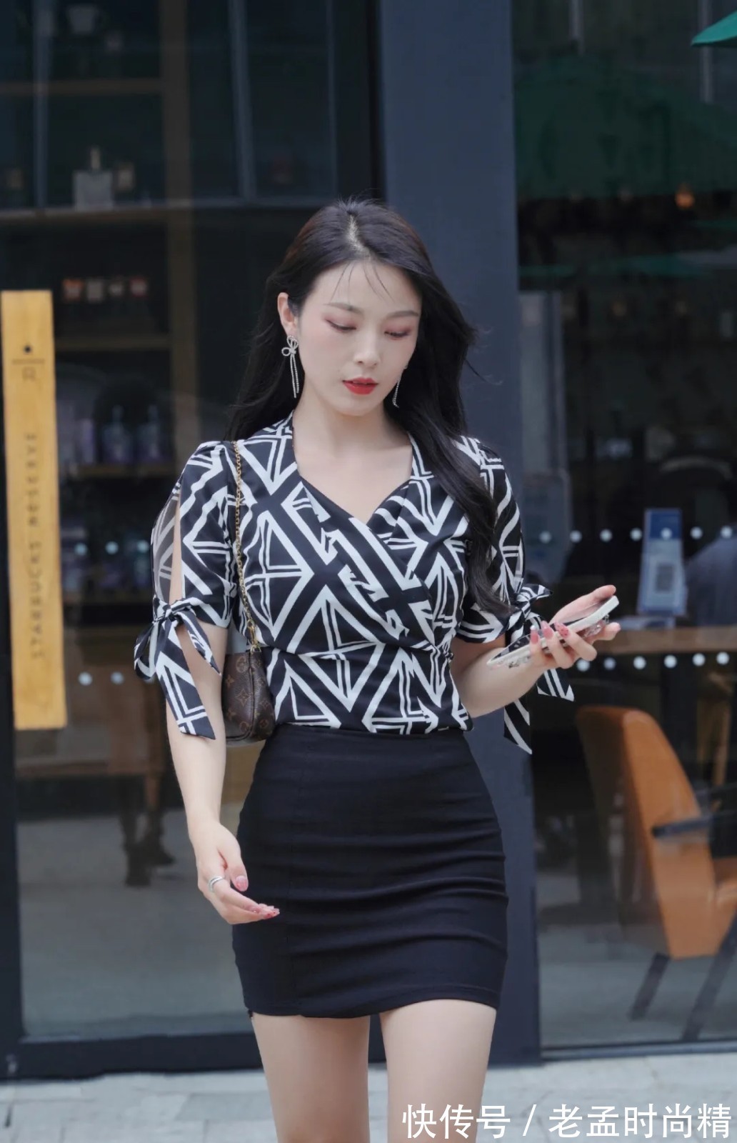 时尚|时尚V字领上衣,搭配修身半身裙,温婉优雅迷人万分