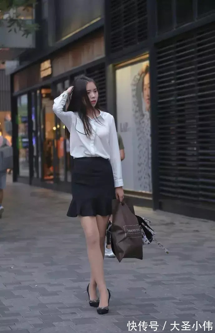 小姐姐 美女街拍:女生搭配高跟鞋出街,让自己看上去更有女人味