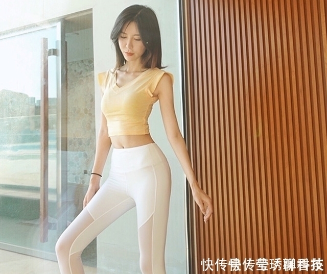 紧身打底裤的美,一定需要性感身材的衬托,才能搭配出完美