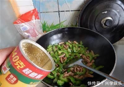 苦瓜炒肉丝是有诀窍的,这样炒苦瓜不苦,肉丝不柴,色泽翠绿好吃