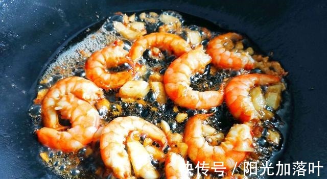老少皆宜|西蓝花和虾仁搭配,随手一炒就是一盘下饭菜,家人都爱吃!