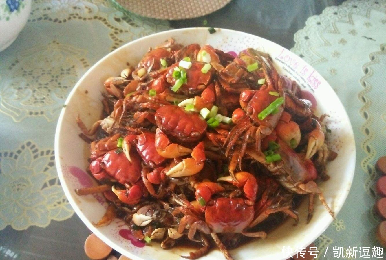 纯天然|芦苇底下的纯天然食物,营养价值高非常稀有,一个技巧就能抓到