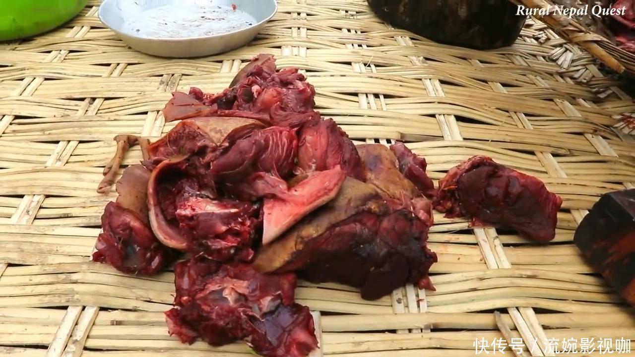 中国小伙在尼泊尔花8000卢比买下一头羊,请当地老人吃羊肉