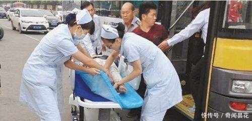 猛推|熊孩子公交车上猛推孕妇,丈夫给其一脚,事后结果使人无法淡定了