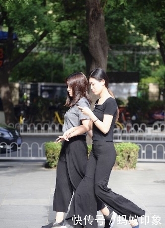 衣服|喇叭裤怎么穿都不好看?还不是你鞋子没选对!来看看别人怎么穿的