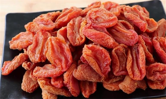 教你在家做杏干，1次买了50斤杏子制作，酸甜好吃有嚼劲，特简单