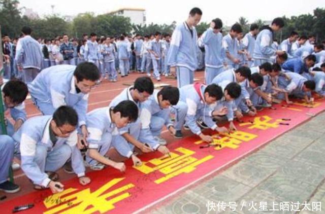 高三最后一次课间操，男生突然唱响《海阔天空》感动全场，致青春