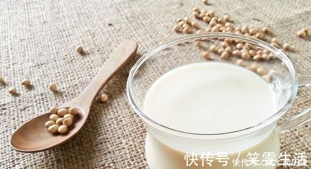 做豆浆，浸泡8小时和用水煮都不对，大厨教你一招，香浓细腻不腥