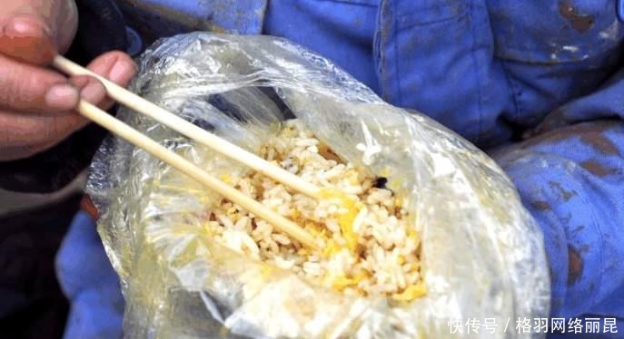  蛋炒饭|实拍船厂工人3元吃“大餐” 猪大油蛋炒饭扛饿