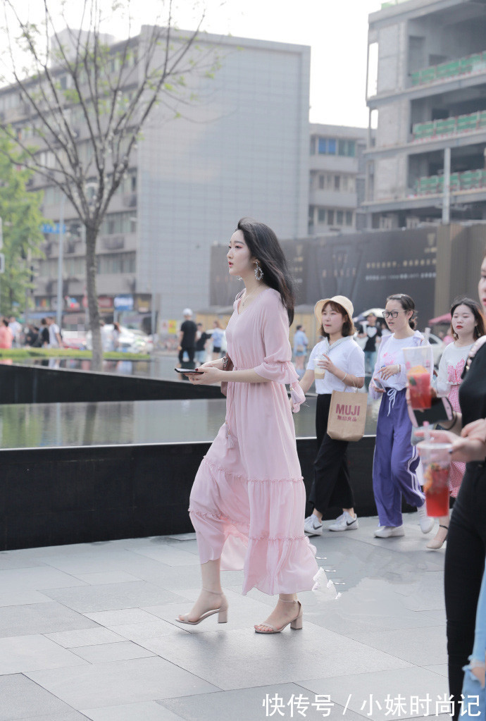 成都街拍,白衬衫搭配黑色短裤,简约大方又不失性感