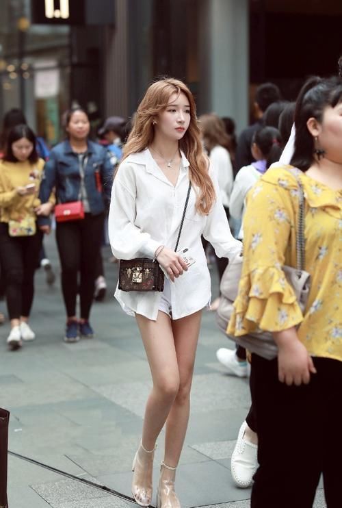 街拍长发飘飘的美女,短裤和包臀裙的时尚混搭,也能这么美