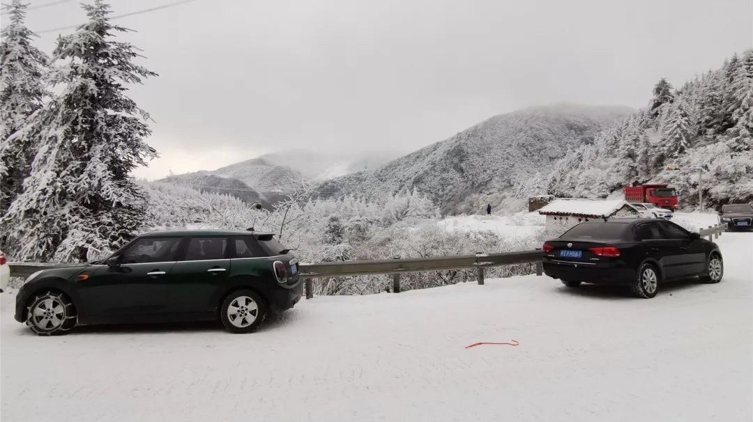 泥巴山解锁“雪景模式”！游客直呼过瘾！